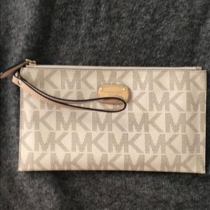 Authentic Michael Kors Wristlet Perfect Condition